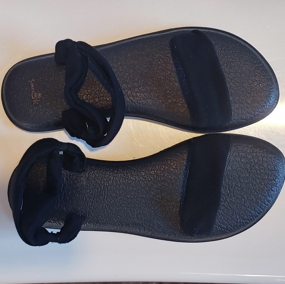 Sanuk Black Yoga Slip Ons 9 - rare & discontinued